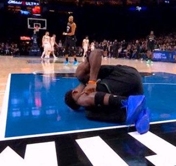 爱德华兹左膝过度伸展伤退，队友搀扶离场|nba_新浪体育_新浪新闻